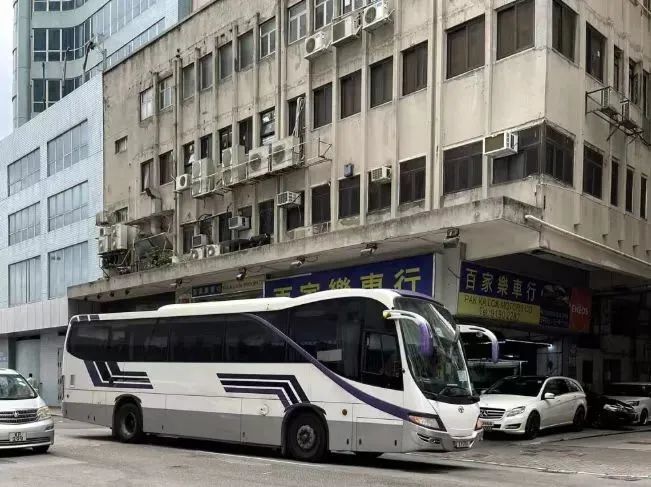 内地平价旅游团逼爆香港：公厕前吃杯面，一天跑12个景点
