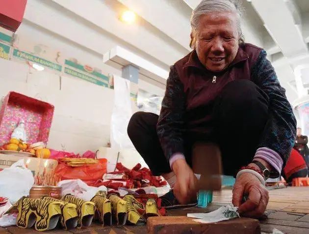打小人入非遗:大湾区的“迷信”人设立住了? 打小人入非遗:大湾区的“迷信”人设立住了?