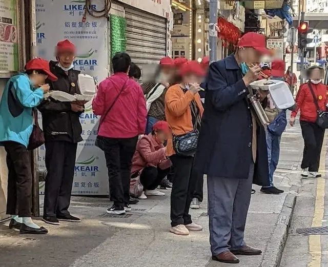 内地平价旅游团逼爆香港:公厕前吃杯面,一天跑12个景点 内地平价旅游团逼爆香港:公厕前吃杯面,一天跑12个景点