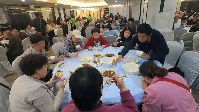 内地平价旅游团逼爆香港：公厕前吃杯面，一天跑12个景点