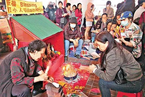 打小人入非遗:大湾区的“迷信”人设立住了? 打小人入非遗:大湾区的“迷信”人设立住了?