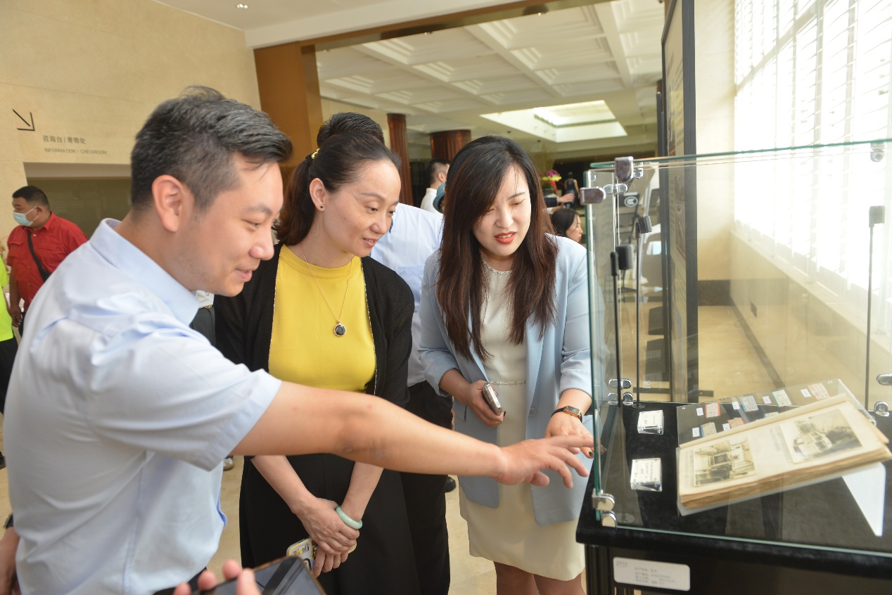观众参观展览