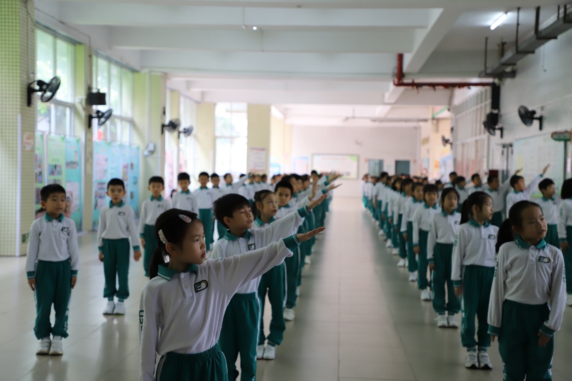 东风东路小学的孩子们在这里整整齐齐，通过唱歌舞蹈，运动玩耍，欢声笑语，用张张笑脸来演绎粤语童谣的魅力。
