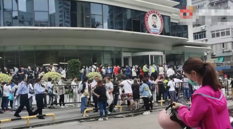 新晋港姐亚军,该为欠债的父母埋单吗? 新晋港姐亚军,该为欠债的父母埋单吗?