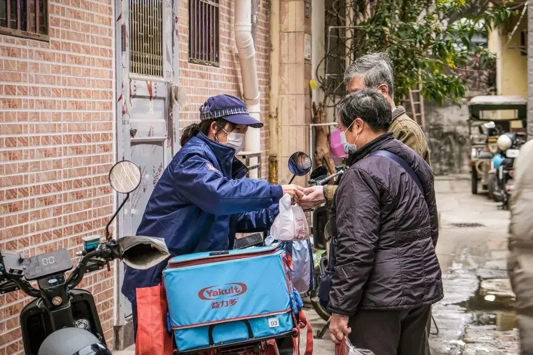 在商超众多与网购发达的今天,为何还有人踩单车卖益力多? 在商超众多与网购发达的今天,为何还有人踩单车卖益力多?