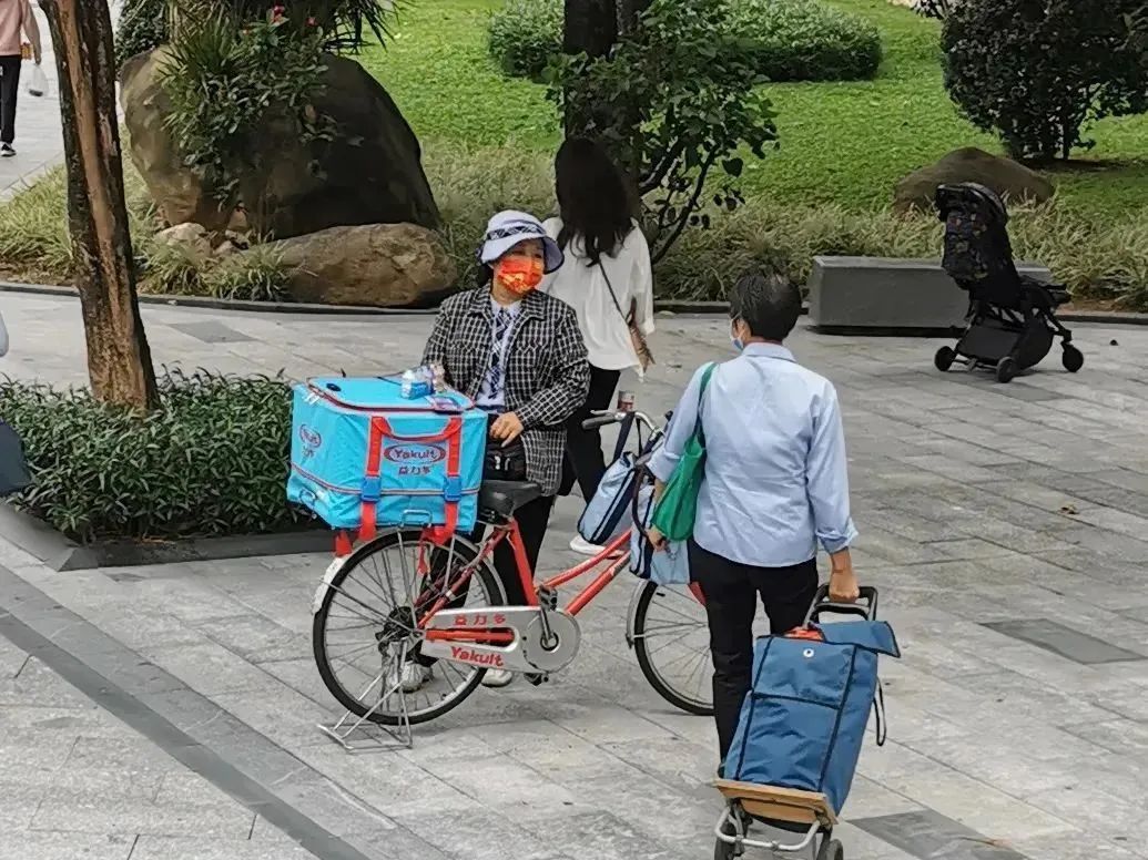 在商超众多与网购发达的今天,为何还有人踩单车卖益力多? 在商超众多与网购发达的今天,为何还有人踩单车卖益力多?