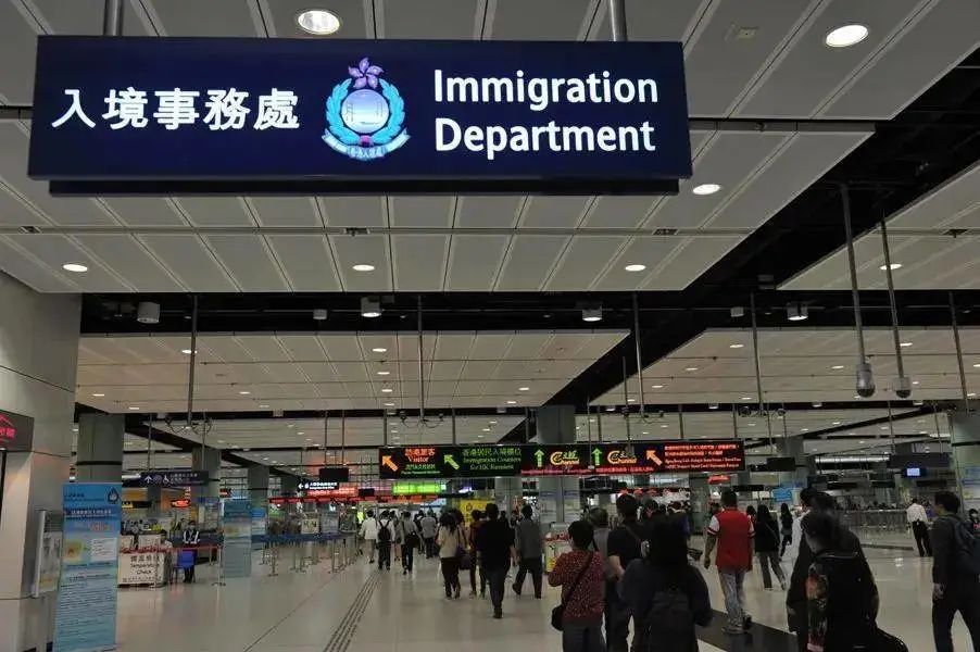 20万香港双非儿童:有人遭母亲遗弃,有人5点起床跨境上学 20万香港双非儿童:有人遭母亲遗弃,有人5点起床跨境上学
