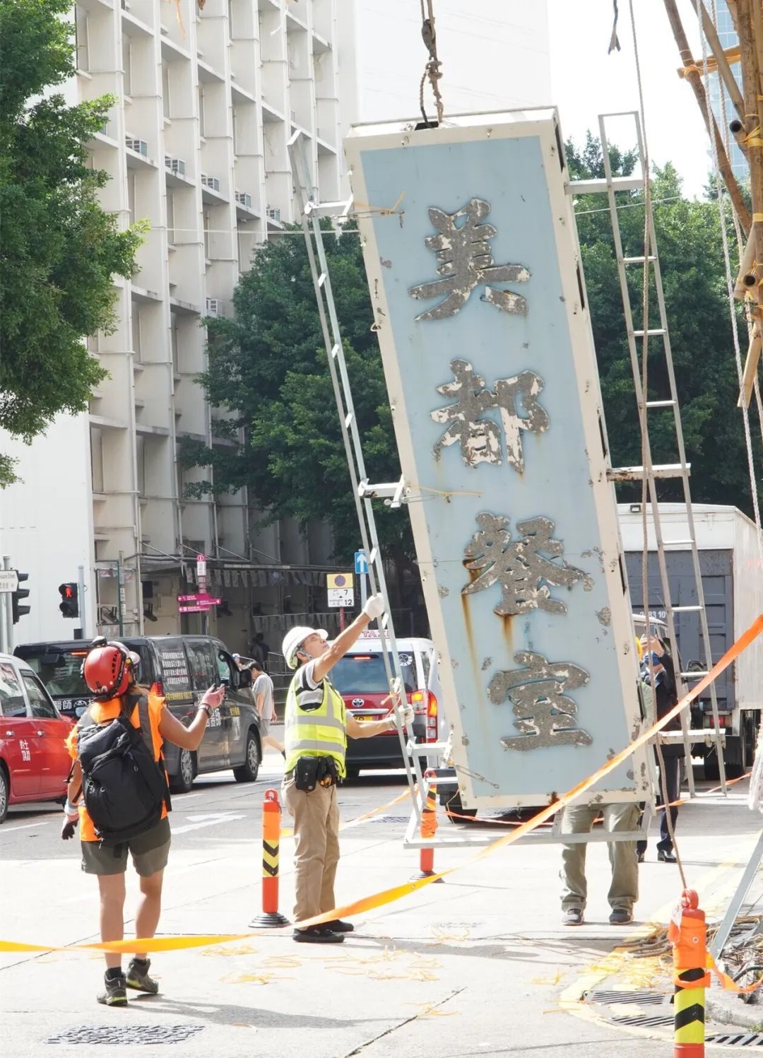 霓在旦夕：香港霓虹灯招牌或将全部消失？