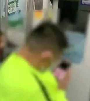 地铁中的手机屏幕,究竟是公域还是私域? 地铁中的手机屏幕,究竟是公域还是私域?