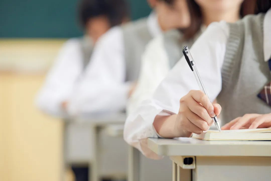 广州要求小学生每天睡10小时，家长：“好！难……”