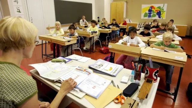 广州要求小学生每天睡10小时，家长：“好！难……”
