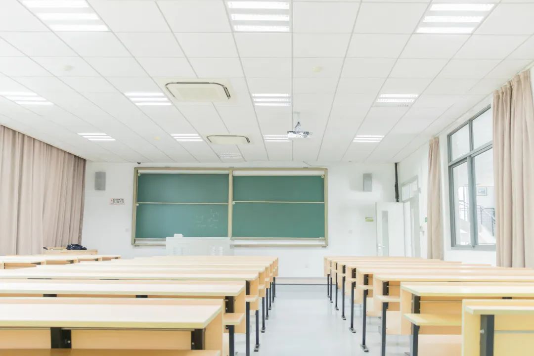广州要求小学生每天睡10小时，家长：“好！难……”