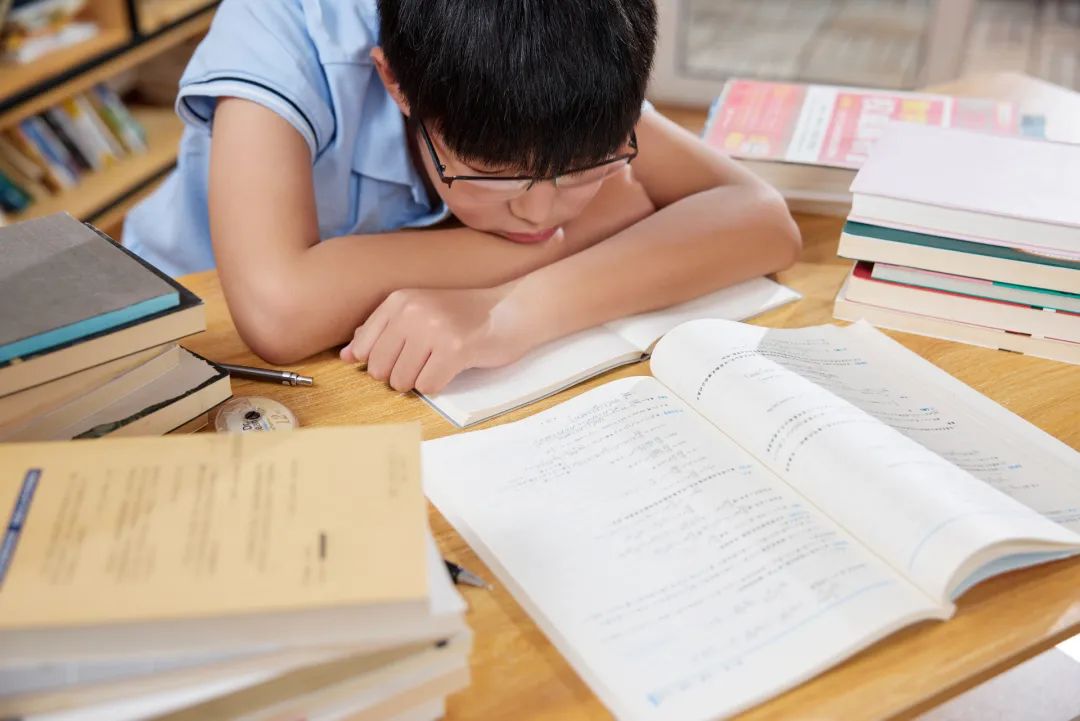 广州要求小学生每天睡10小时，家长：“好！难……”