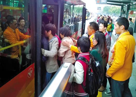 102路拟停运,“孖辫”无轨电车未来会被淘汰吗? 102路拟停运,“孖辫”无轨电车未来会被淘汰吗?