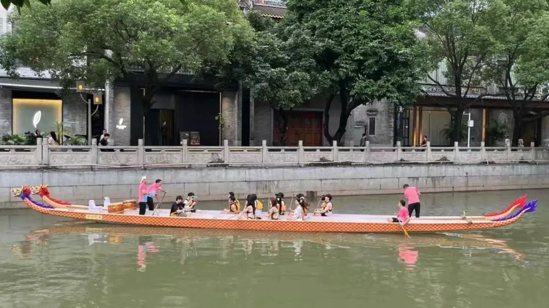 猎德龙舟变成比坚尼女郎的打卡道具,合适吗? 猎德龙舟变成比坚尼女郎的打卡道具,合适吗?