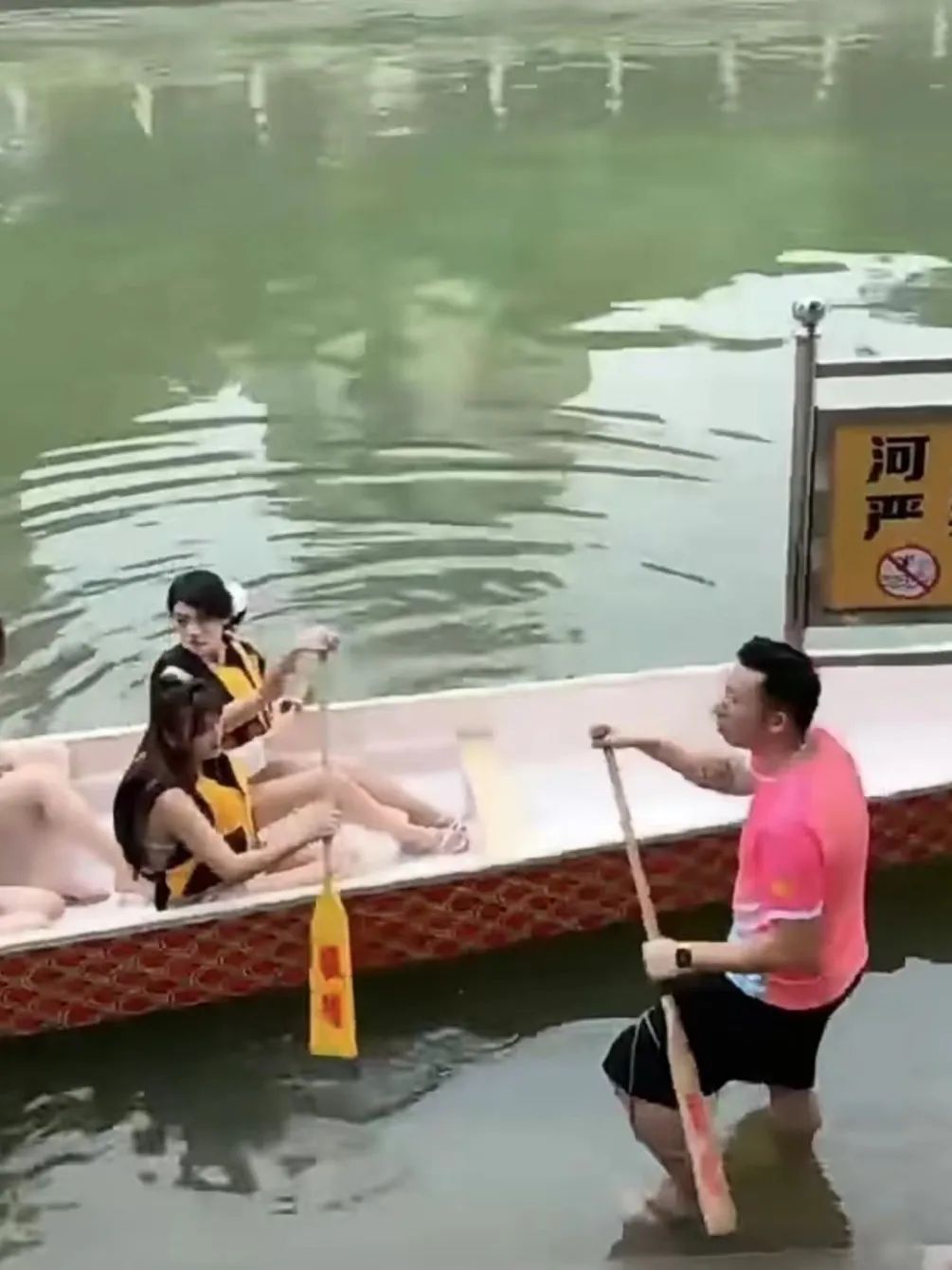 猎德龙舟变成比坚尼女郎的打卡道具,合适吗? 猎德龙舟变成比坚尼女郎的打卡道具,合适吗?