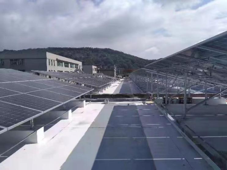 建筑旁的轨道上行驶

中度可信度描述已自动生成