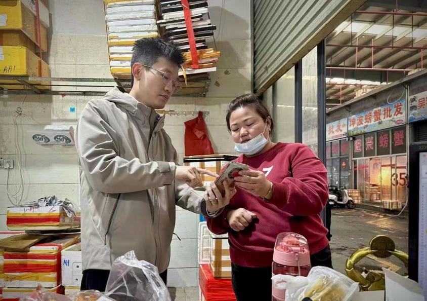 图片包含 建筑, 室内, 人, 食物

描述已自动生成