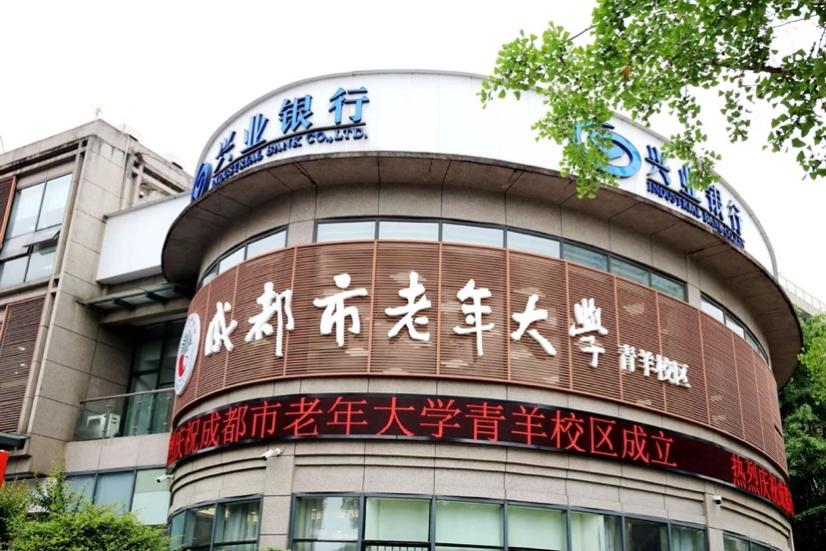 有钟表的建筑

中度可信度描述已自动生成