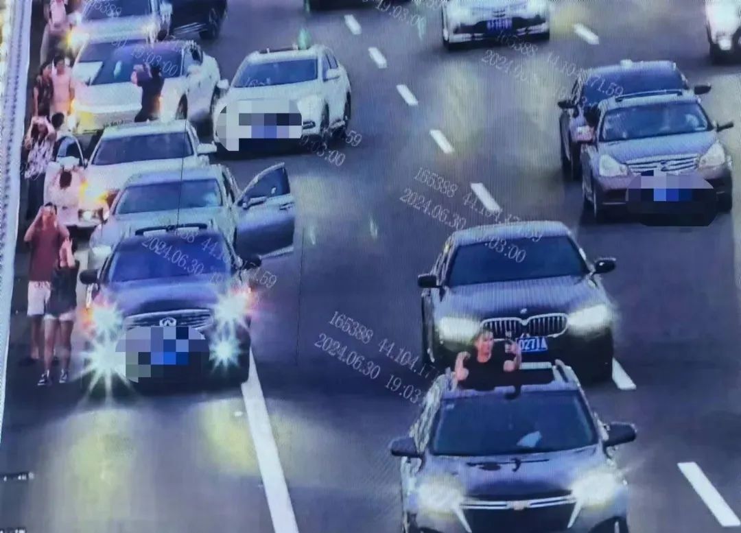 深中通道首日塞车:车主停车拍照打卡,香港旅客人在囧途 深中通道首日塞车:车主停车拍照打卡,香港旅客人在囧途