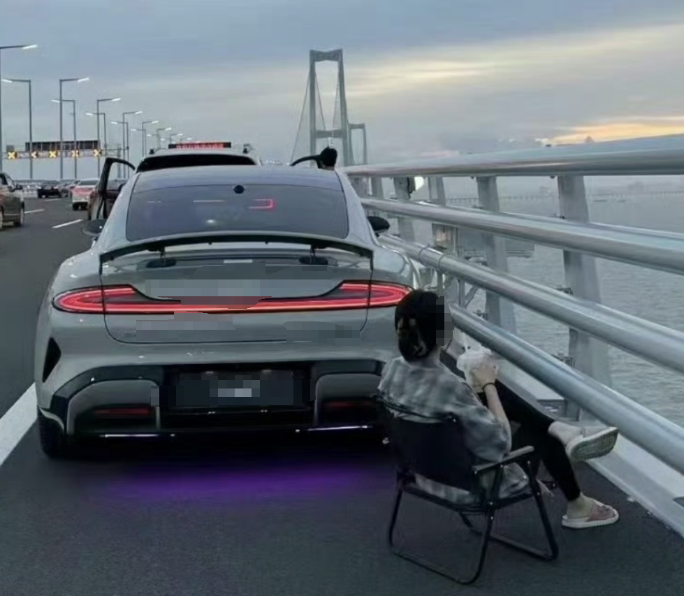 深中通道首日塞车:车主停车拍照打卡,香港旅客人在囧途 深中通道首日塞车:车主停车拍照打卡,香港旅客人在囧途