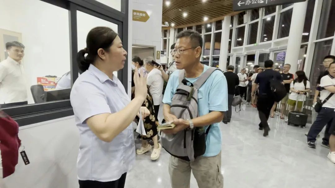 深中通道首日塞车:车主停车拍照打卡,香港旅客人在囧途 深中通道首日塞车:车主停车拍照打卡,香港旅客人在囧途