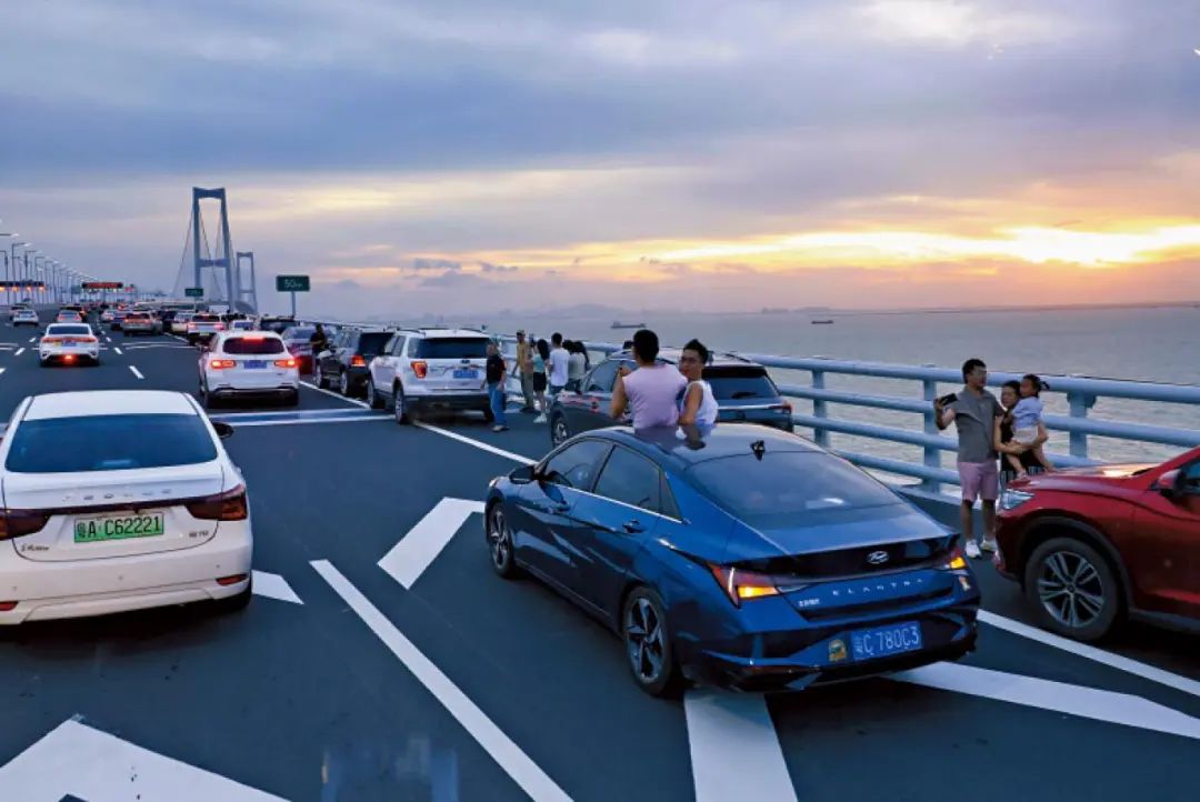 深中通道首日塞车:车主停车拍照打卡,香港旅客人在囧途 深中通道首日塞车:车主停车拍照打卡,香港旅客人在囧途