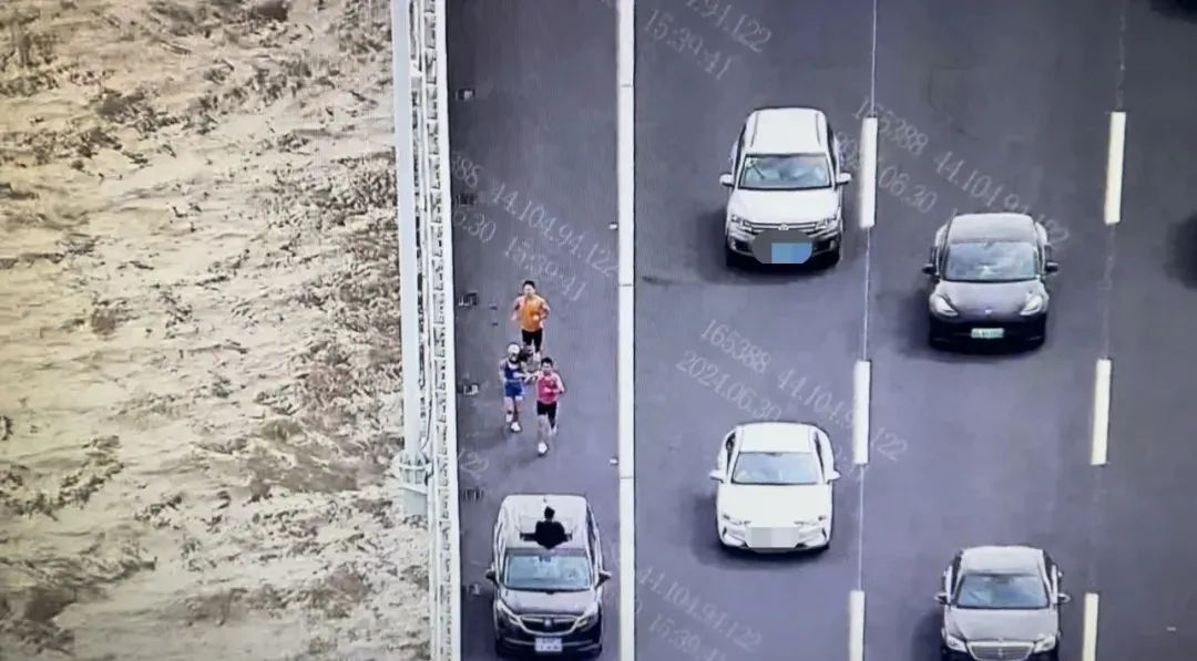 深中通道首日塞车:车主停车拍照打卡,香港旅客人在囧途 深中通道首日塞车:车主停车拍照打卡,香港旅客人在囧途