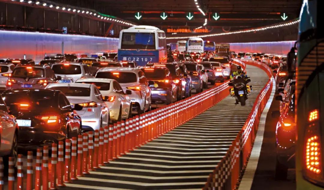 深中通道首日塞车:车主停车拍照打卡,香港旅客人在囧途 深中通道首日塞车:车主停车拍照打卡,香港旅客人在囧途