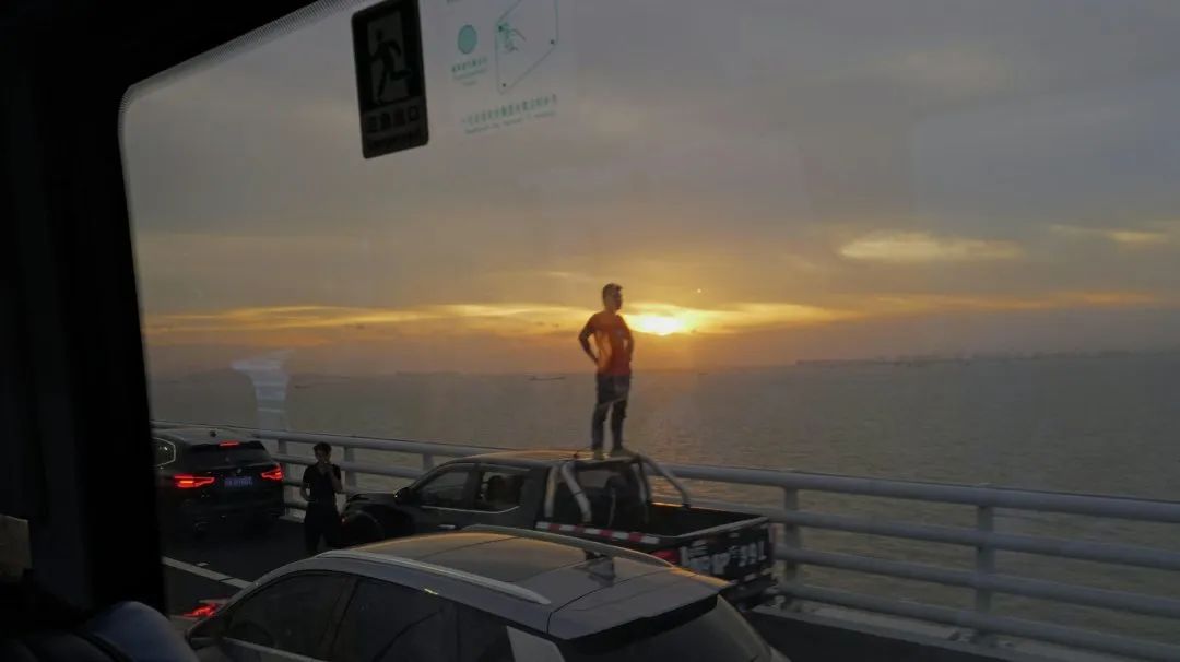 深中通道首日塞车:车主停车拍照打卡,香港旅客人在囧途 深中通道首日塞车:车主停车拍照打卡,香港旅客人在囧途