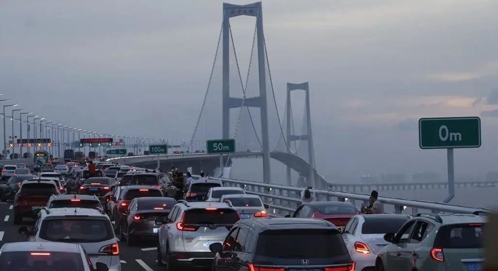 深中通道首日塞车:车主停车拍照打卡,香港旅客人在囧途 深中通道首日塞车:车主停车拍照打卡,香港旅客人在囧途