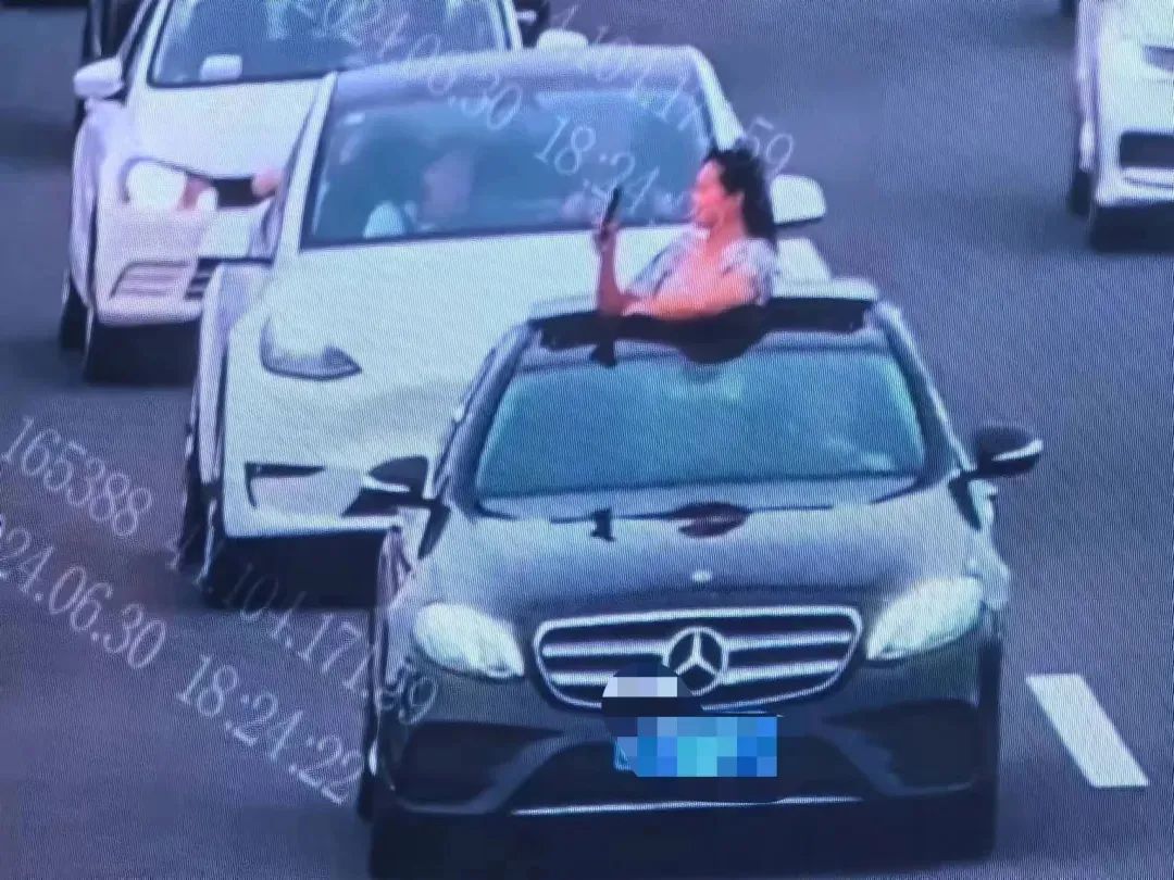 深中通道首日塞车:车主停车拍照打卡,香港旅客人在囧途 深中通道首日塞车:车主停车拍照打卡,香港旅客人在囧途