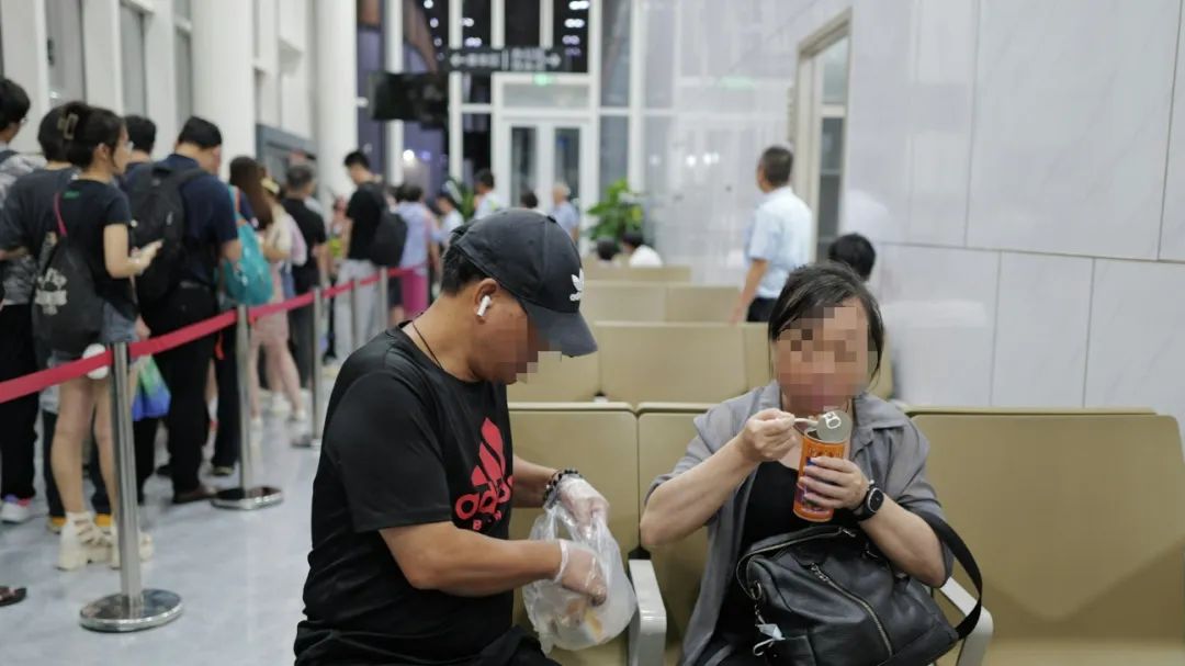 深中通道首日塞车:车主停车拍照打卡,香港旅客人在囧途 深中通道首日塞车:车主停车拍照打卡,香港旅客人在囧途
