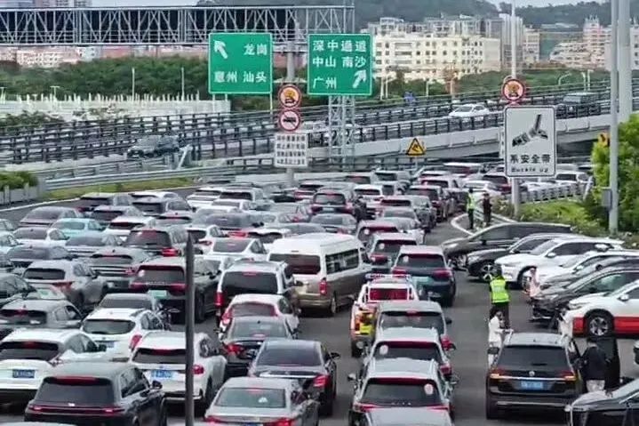 深中通道首日塞车:车主停车拍照打卡,香港旅客人在囧途 深中通道首日塞车:车主停车拍照打卡,香港旅客人在囧途