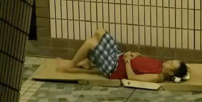 努力就可改变命运?香港富豪体验穷人生活痛哭流涕! 努力就可改变命运?香港富豪体验穷人生活痛哭流涕!