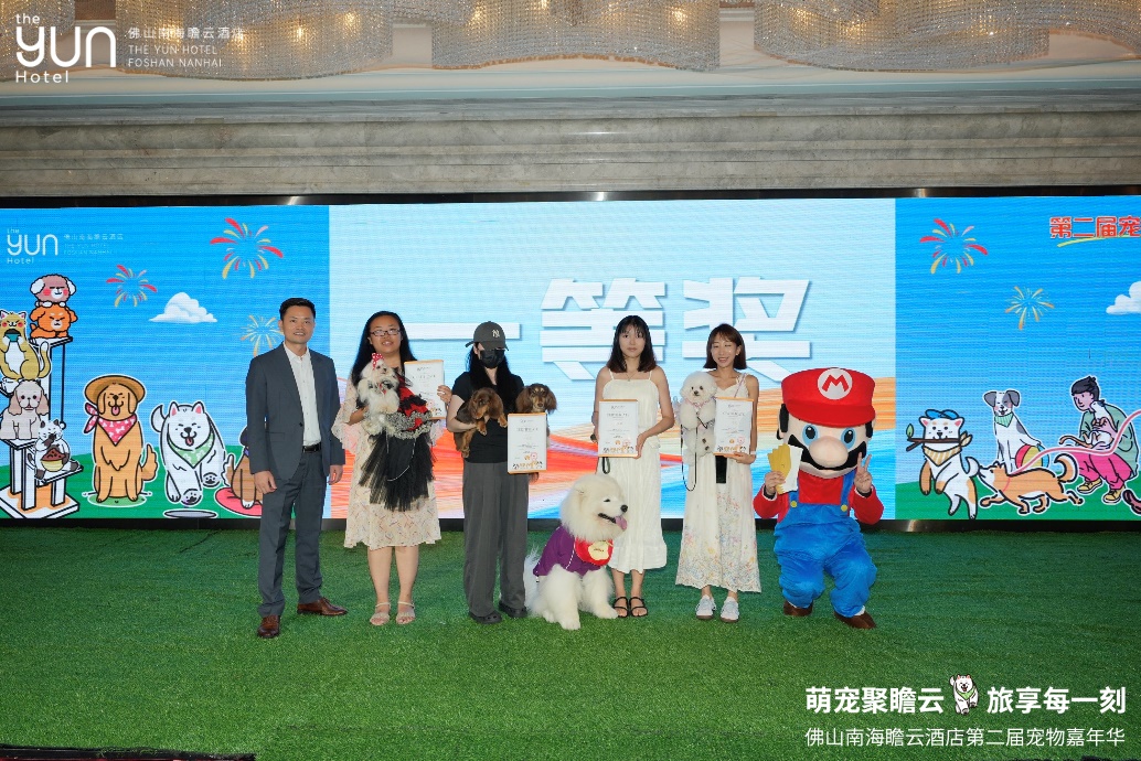 酒店总经理周辉明先生与获奖嘉宾合照