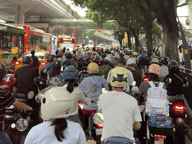 全运会汽车限行：返工靠电鸡，是广州打工仔宿命？