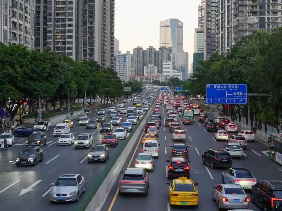 全运会汽车限行：返工靠电鸡，是广州打工仔宿命？
