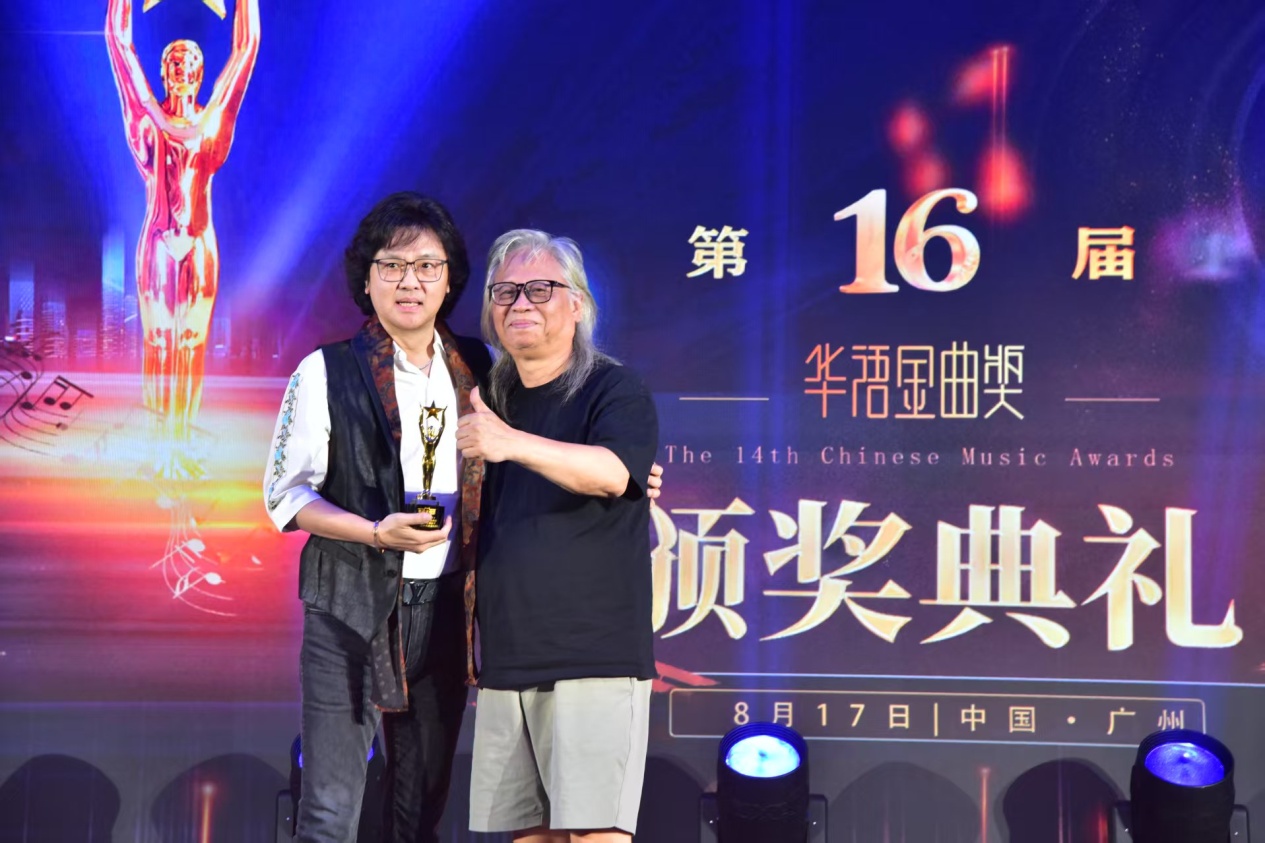 中国音乐家协会流行学会副主席陈洁明为廖百威颁奖