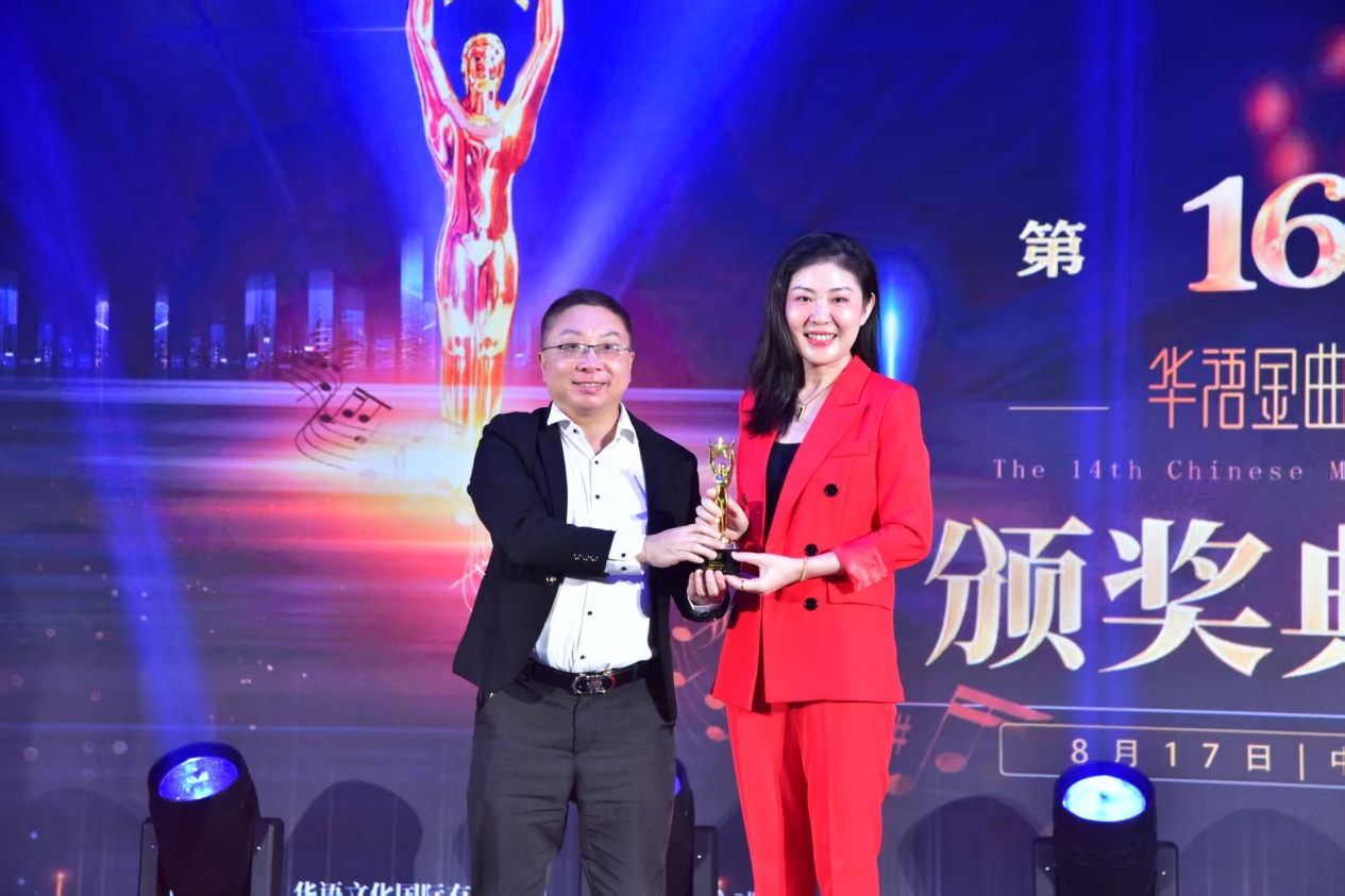 华语金曲奖创办人兼总策划游威为姚璎格颁奖