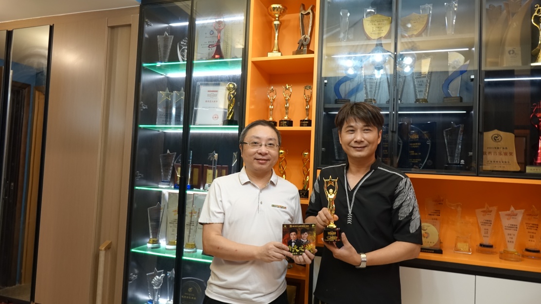 2020年,游威在“紫气东来工作室”为陈辉权颁奖(摄影:康小乐)