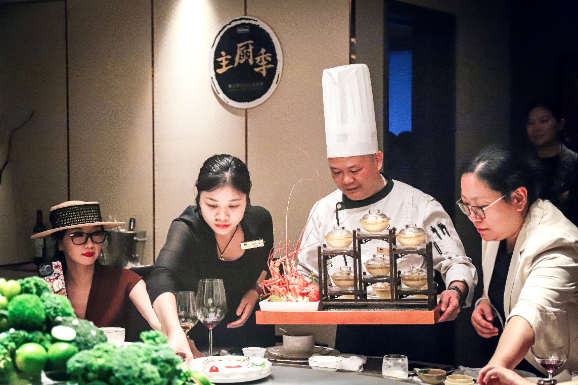 东园阁主厨高钟辉为宾客呈献潮汕珠瓜焗澳洲小青龙