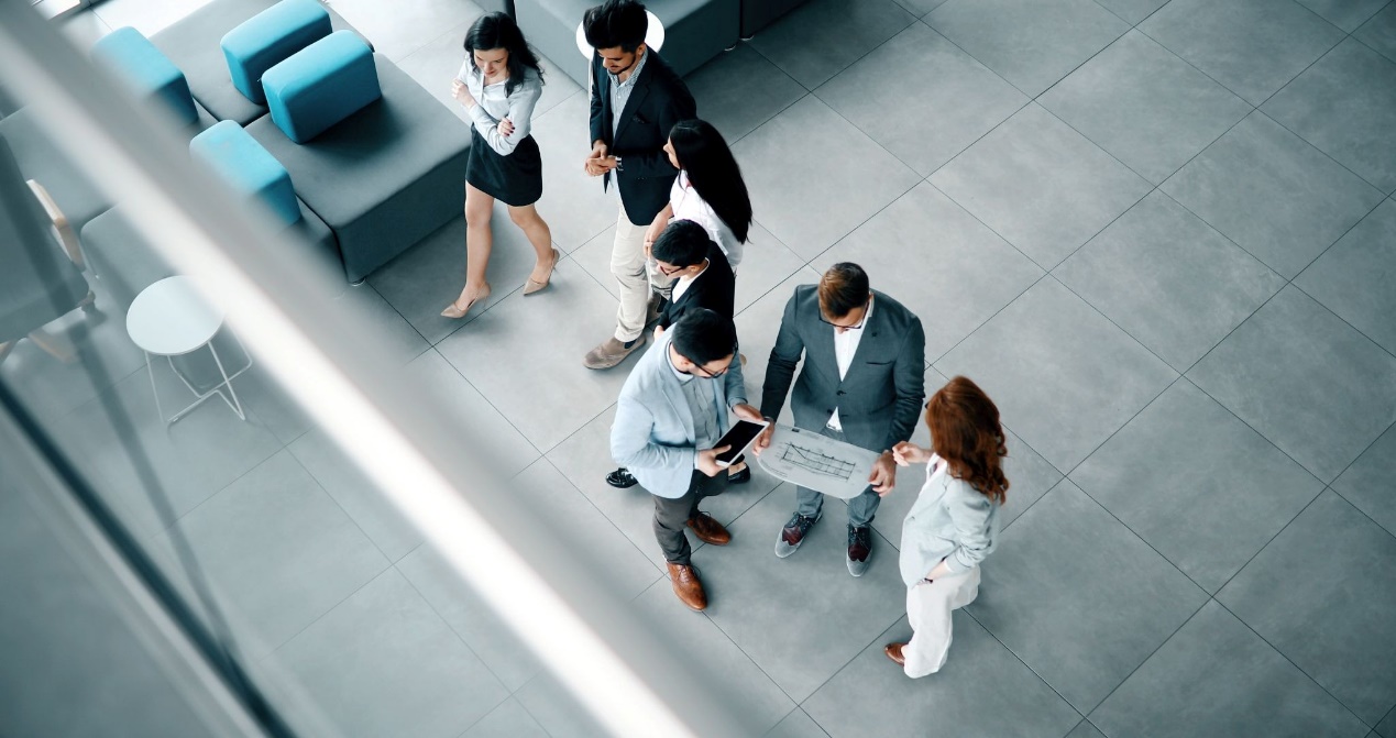 一張含有 服裝, 足部穿著, 人員, 女人 的圖片

AI 產生的內容可能不正確。