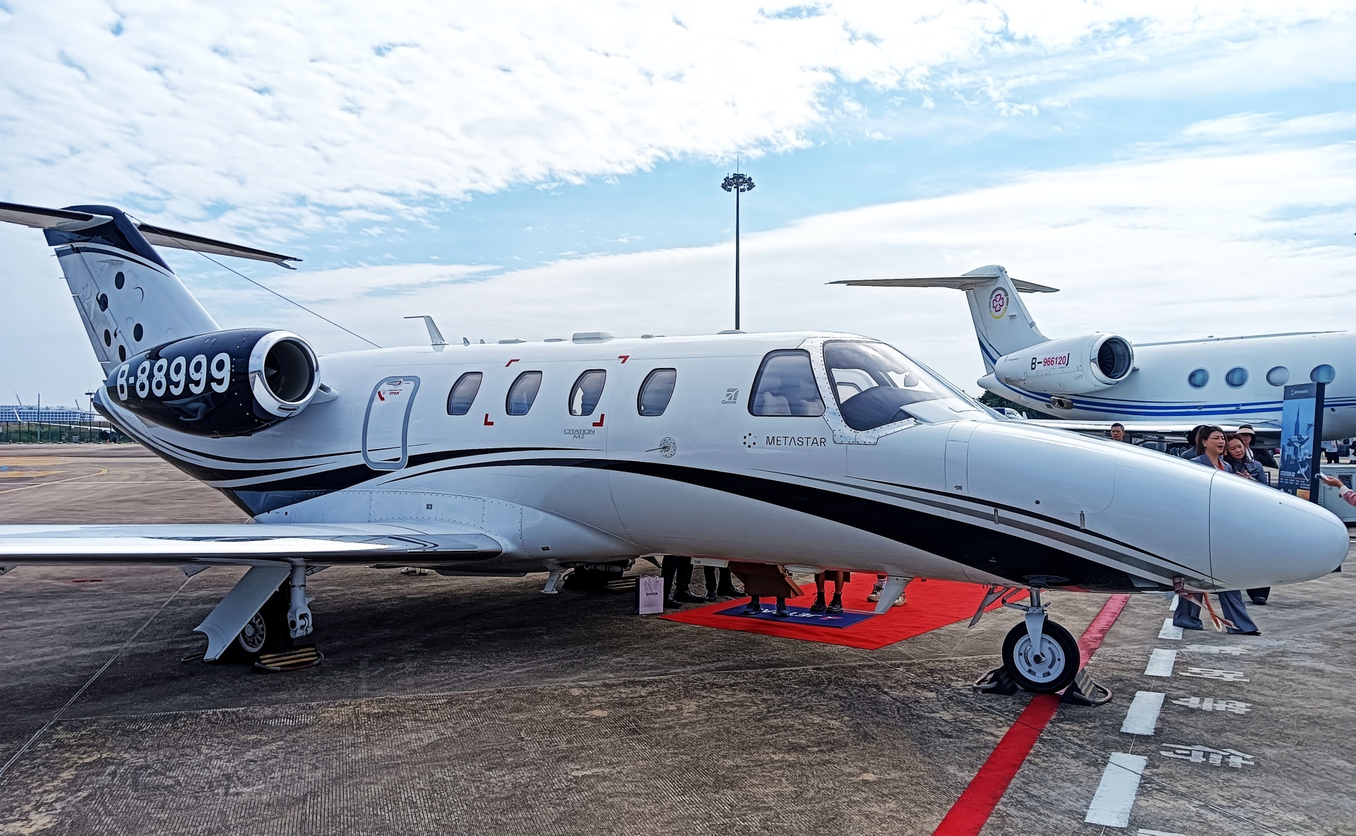 JETBAY掌上包机携手广东翼通、沅星飞机于广州商务航空展发布三大战略产品