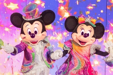 Two people in clothing holding hands

Description automatically generated