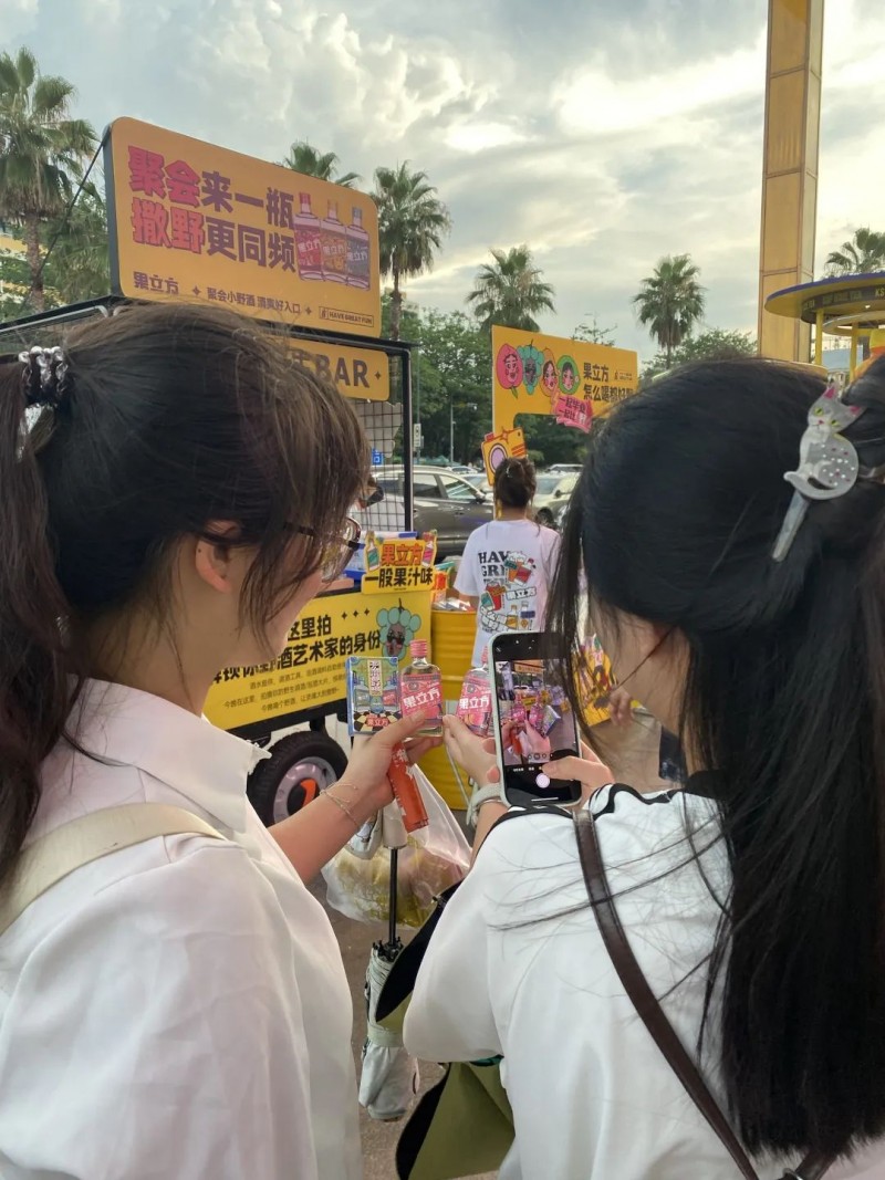 广州便利店的塑料凳，正在量产野生调酒师