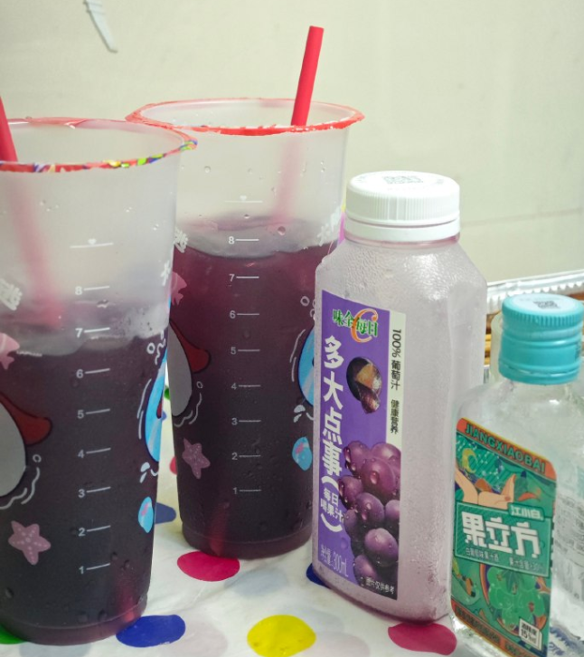 广州便利店的塑料凳，正在量产野生调酒师