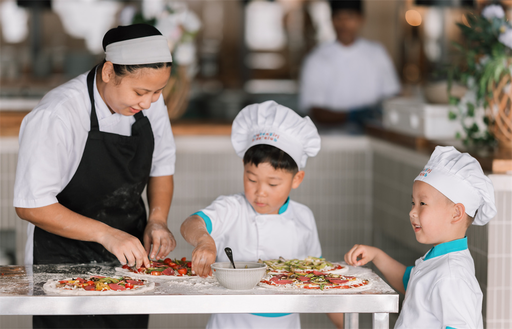 在希尔顿马尔代夫阿敏吉里全别墅度假村与家人一起庆祝假期时光