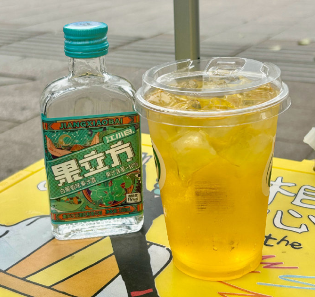 广州便利店的塑料凳，正在量产野生调酒师