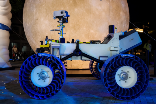 “创新，不止于道路”米其林点亮三城月球艺术装置，展示百年创新探索版图